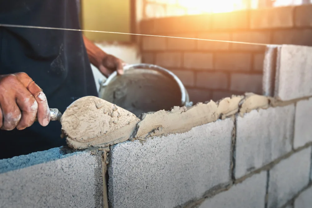 Murare bygger murvägg i Kramfors